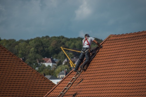 How Roof Specialists Assess and Fix Structural Damage